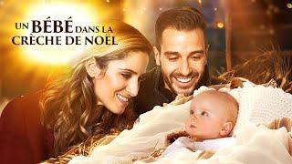 Un bébé dans la crèche de noël