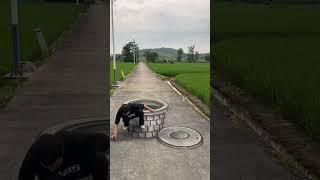 在马路上画个井，狗居然掉井里了#shorts