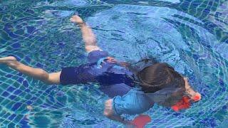 Selena swam underwater. Baby Swim 29-12-2023.