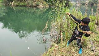 primitive fishing skills, The boy fishing by the stream unexpectedly caught many giant catfish.