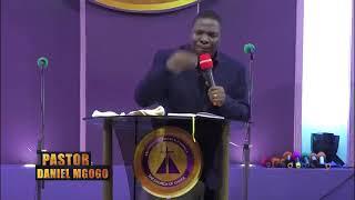 VIJANA WOTE MLIOFIKIA UMRI WA KUOA MUOE MSISUMBUE MABINTI ZETU KANISANI "PASTOR MGOGO