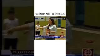 Karateka hace llave a presentadora