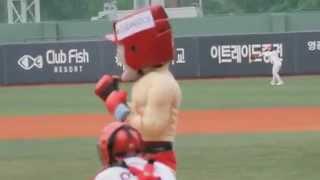 Lee Si Young at a baseball match in 2011