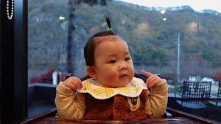 An 11-month-old baby who understands everything at a cafe.