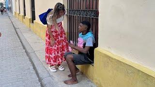 REGALAMOS COMIDA en las CALLES de La HABANA.NO ESPERÁBAMOS ESTO.ASÍ CONOCÍ a YANKIER.La VIDA en CUBA