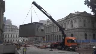 Кран Манипулятор Hiab 1055 перемещает бытовку