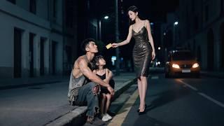 單親窮小子帶著女兒在街上流浪被欺負，竟意外遇到美女總裁幫忙解困，沒想到小夥竟是無上龍主！攜萬億聘禮迎娶美女總裁，為他女兒添10個弟弟#奶爸