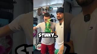 Stinky gloves  #boxing #boxinggloves #tutorial #learntobox #viral #boxingtutorial