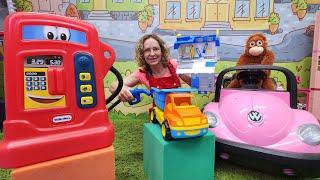 Tolle Spielzeugautos - Nicole arbeitet an der Tankstelle - Video für Kinder - Robocar Poli