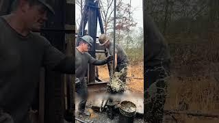 МУЖИК НАШЁЛ НЕФТЬ - ЗА ЭТО ВЫГНАЛИ ИЗ ДОМА 