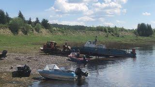 Вот как надо выходить из ситуации ,импровизировать  , когда нет на чем вывезти лодку с речки 