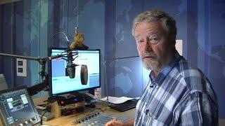 Vært på Radioavisen viser rundt i studiet efter rædselsudsendelse - DR Nyheder