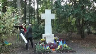 Graham Phillips giving Bandera grave a facelift...