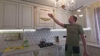 Классическая кухня премиум класса МДФ эмаль с патиной и столешницей из литого камня