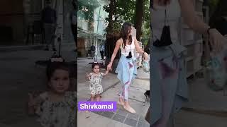 wow look #ShilpaShetty with her cute daughter.