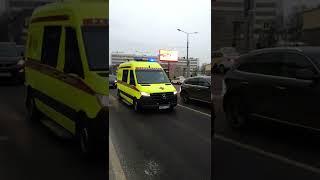 Машина "Скорая помощь" с надписью "Реанимация" едет с синими мигалками.