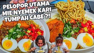 MIE NYEMEK KARI TUMPAH CABE LANGGANAN IBU ANTER ANAK SEKOLAH?! RAME BGT SAMPE BAWA MEJA SENDIRI!