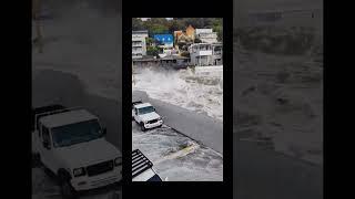 Маленькое цунами в Кейптауне, по всему побережью машины и люди поуплывали в океан #юар #кейптаун
