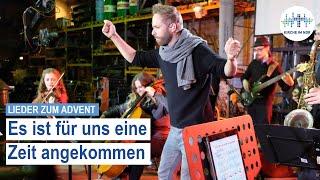 "Es ist für uns eine Zeit angekommen" bei Lieder zum Advent 2018 im Hamburger Hafen.