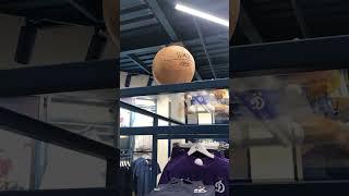 Увидел старый мяч️