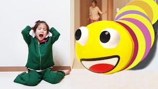 ЖИВЫЕ желтые мячики! Сеун играет с мячиками смайликами Seoeun Playground