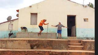 bastidores !!  Seu Mané manda uma mulher rezar no seu pé !!