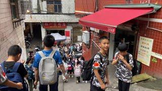 实拍湖南郴州第七完全小学生放学 China primary school students after school