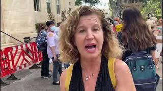חי פה - חדשות חיפה: אלה, מאכילה חתולים במחאה מול בניין העירייה (צילום: מיכל ירון)