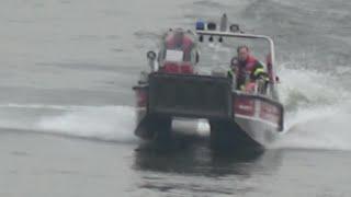 Frau in schwarzem Mantel im Rhein in Bonn löst Wasserrettungseinsatz aus am 27.10.24