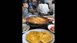 줄서서 먹는 쌍촌동 김치찌개 집 시원 깔끔한 국물 스타일의 김치찌개! 오시는 손님들마다 라면사리는 꼭 추가하더라구요 [#광주맛집 #쌍촌동 #궁전김치찌개]