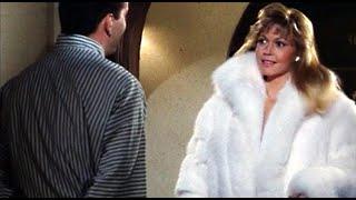 02 Woman in fur coat in Moonlighting