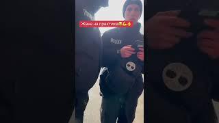 Жінка по факту вказала мусорам їх місце!