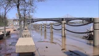 4 22 2013    Mississippi River Floods    Moment the river overflows its banks