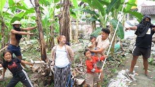 KASIHAN BANGET IBUNYA RAMA DAN DEDE OMING DI IK4T DI POHON PISANG?