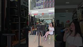 Hát thôi mà xinh thế này thì chịu sao nổi