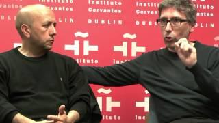 Luis Alegre y David Trueba en la biblioteca del Instituto Cervantes de Dublín