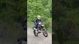 Самсонов на 100% ENDURO 2025  2-й внедорожный день 2-я позиция незадолго до финиша идет за Черняевым
