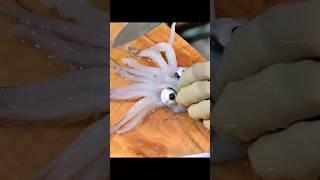 오징어 장사만 40년! 싱싱한 오징어회뜨기 / A master of cutting squid sashimi - Korean Street food #shorts