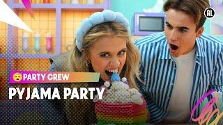  PYJAMA PARTY MET RAINBOW PANCAKES, TOILETTAS-DIY & EXTREEM KUSSENGEVECHT | Party Crew AFL #5