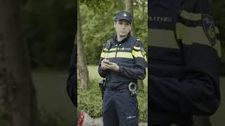 Nou meid, hopen dat je nog op tijd bent! | #shorts #komteenmanbijdedokter #bus #wachten #politie