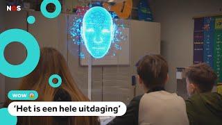 Hier staat een hologram-hulpleraar voor de klas