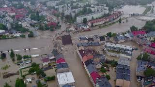 ️ Woda z Białej Głuchołaskiej zalewa kolejne ulice Głuchołaz. Poziom wody w rzece wciąż wzrasta.