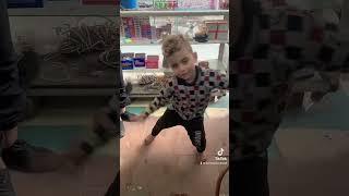 ‏شوفوا الطفل بيعمل ايه الله اكبر ￼