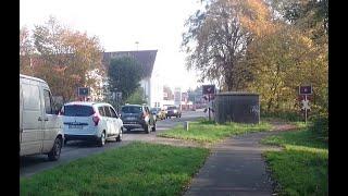 Als der Bahnübergang in Tönning noch keine Schranken hatte. Oktober 2015 mit RE 64