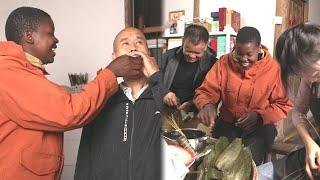 We made two types of zongzi again today, and improved the ingredients from before