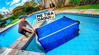 JOGUEI O RENAN DENTRO DA PISCINA  COM BANHEIRO E TUDO !