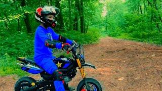 Den y Aventuras en moto por el Bosque! | Moto a batería para Niños!