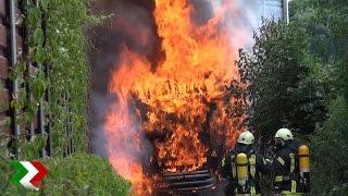 Lkw im Vollbrand direkt neben einer Autobahn