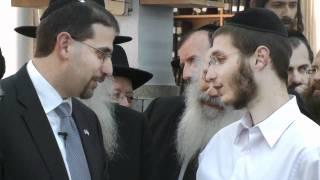 Mir Yeshiva students discuss a perplexing piece of Gemara with Ambassador Shapiro