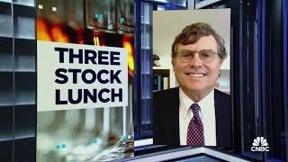 Three-Stock Lunch: Wynn Resorts, CNH Industrial, & Tapestry